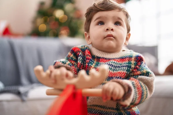 Entzückendes Hispanisches Kleinkind Spielt Mit Rentieren Die Hause Weihnachtsbaum Schaukeln — Stockfoto