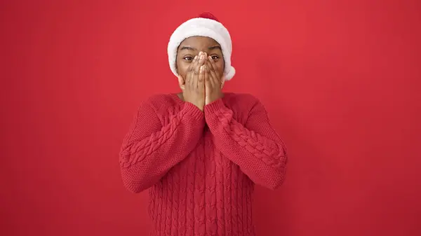 Afrikaans Amerikaanse Vrouw Verrassing Uitdrukking Dragen Kerst Hoed Geïsoleerde Rode — Stockfoto