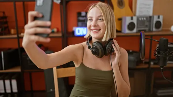 Junge Blonde Musikerin Macht Selfie Mit Smartphone Podcast Studio — Stockfoto