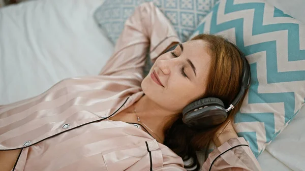 Mujer Joven Escuchando Música Relajada Con Las Manos Cabeza Dormitorio — Foto de Stock
