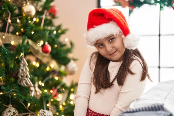 Adorable Chica Hispana Sonriendo Confiada Pie Junto Árbol Navidad Casa — Foto de Stock