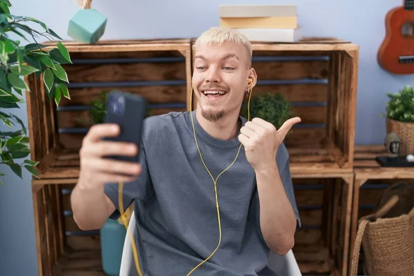 Kafkasyalı Genç Adam Akıllı Telefonuyla Video Görüşmesi Yapıyor Parmağını Yan — Stok fotoğraf