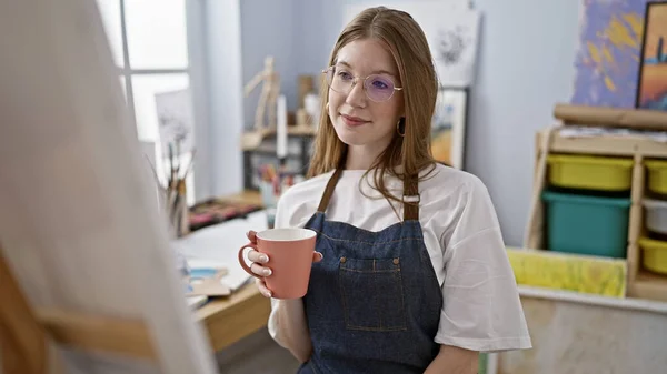 Młoda Blondynka Artysta Patrząc Rysować Kawę Studio Sztuki — Zdjęcie stockowe