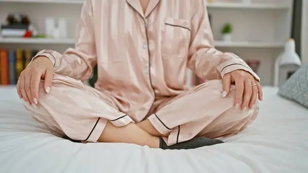 Νεαρή Γυναίκα Που Κάνει Γιόγκα Κάθεται Στο Κρεβάτι Στο Υπνοδωμάτιο — Φωτογραφία Αρχείου