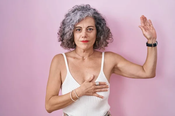 Middle Age Woman Grey Hair Standing Pink Background Swearing Hand — Stock Photo, Image