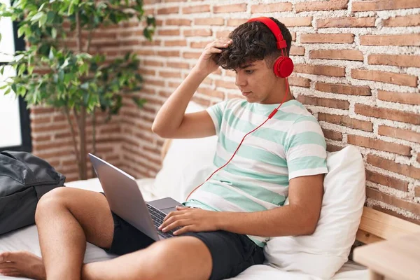 Ισπανόφωνος Έφηβος Που Χρησιμοποιεί Φορητό Υπολογιστή Στο Σπίτι Κάθεται Στην — Φωτογραφία Αρχείου