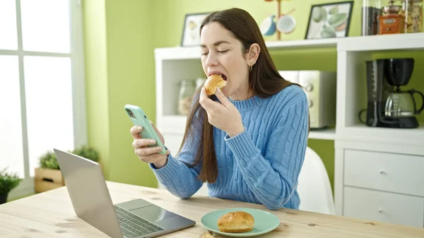 Mujer Joven Caucásica Usando Teléfono Inteligente Desayunando Comedor — Foto de Stock
