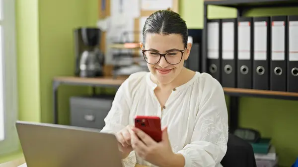 Ofiste Dizüstü Bilgisayar Akıllı Telefon Kullanan Güzel Bir Spanyol Kadını — Stok fotoğraf