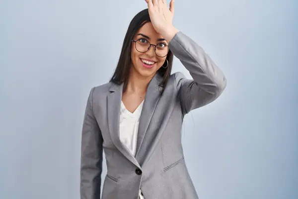 Hispanic Affärskvinna Bär Glasögon Förvånad Med Handen Huvudet För Misstag — Stockfoto