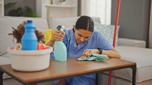 Afro Amerikan Kadın Profesyonel Temizlik Masası Evde — Stok fotoğraf