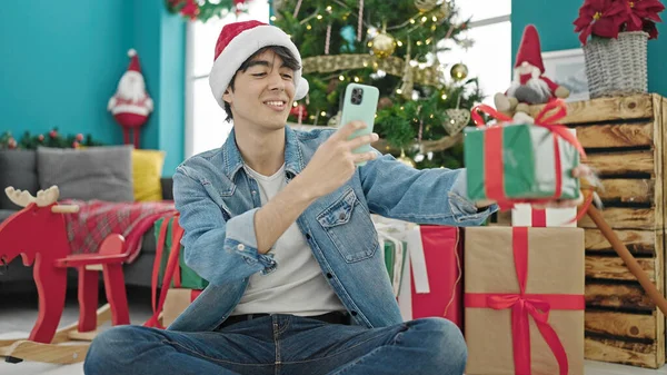 Genç Spanyol Adam Noel Kutluyor Evde Hediye Olarak Fotoğraf Çekiyor — Stok fotoğraf