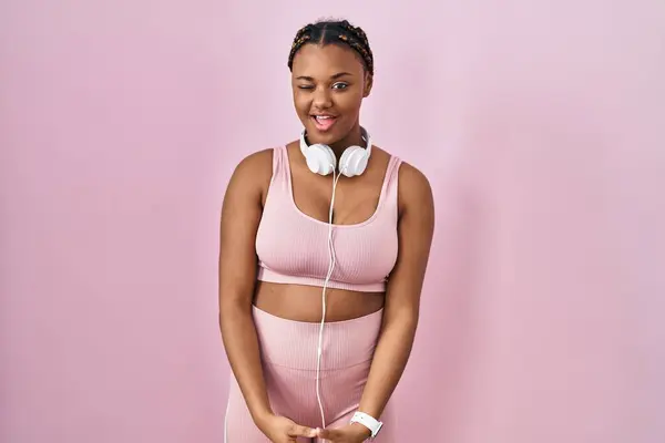 Spor Kıyafetleri Kulaklıkları Olan Afro Amerikalı Bir Kadın Kameraya Seksi — Stok fotoğraf