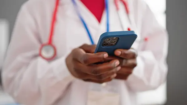 Medico Afroamericano Donna Utilizzando Smartphone Presso Clinica — Foto Stock