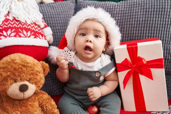Adorable Niño Hispano Sentado Sofá Con Sombrero Navidad Casa —  Fotos de Stock