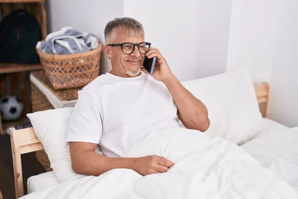 Grauhaariger Mann Mittleren Alters Spricht Auf Smartphone Schlafzimmer — Stockfoto