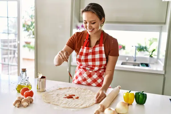 Young Beautiful Hispanic Woman Smiling Confident Putting Tomato Sauce Dough — Stock Photo, Image