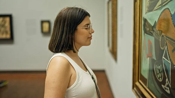Young Beautiful Hispanic Woman Visiting Art Gallery Albertina Museum Vienna — Stock Photo, Image
