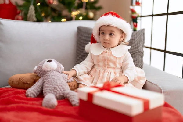 Αξιολάτρευτο Καυκάσιο Κορίτσι Κάθεται Στον Καναπέ Δίπλα Στο Χριστουγεννιάτικο Δέντρο — Φωτογραφία Αρχείου