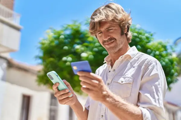 Genç Adam Parkta Akıllı Telefon Kredi Kartı Kullanıyor — Stok fotoğraf