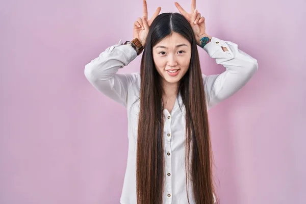 Chinês Jovem Mulher Sobre Fundo Rosa Posando Engraçado Louco Com — Fotografia de Stock