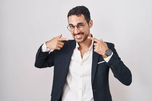 Bonito Homem Hispânico Negócios Sobre Fundo Branco Sorrindo Alegre Mostrando — Fotografia de Stock