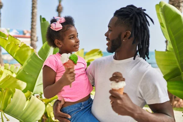 Father Daughter Eating Ice Cream Hugging Each Other Standing Seaside — Stock Photo, Image