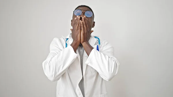 Afro Américain Médecin Debout Avec Expression Surprise Couvrant Bouche Sur — Photo