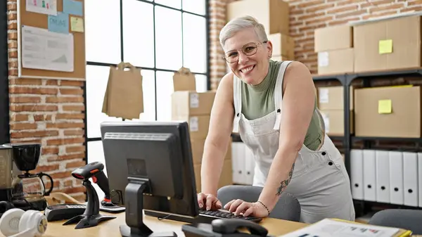 オフィスで働くコンピュータを使用して中年灰色の髪の女性Eコマースビジネスワーカー — ストック写真