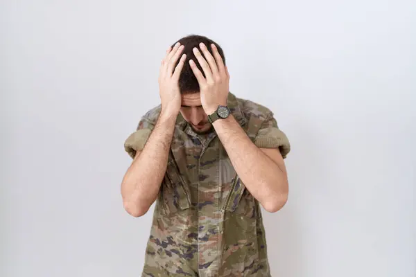 Ung Latinamerikansk Man Kamouflageuniform Som Lider Huvudvärk Desperat Och Stressad — Stockfoto