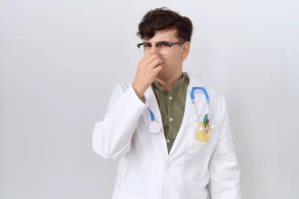 Homem Jovem Não Binário Vestindo Uniforme Médico Estetoscópio Cheirando Algo — Fotografia de Stock
