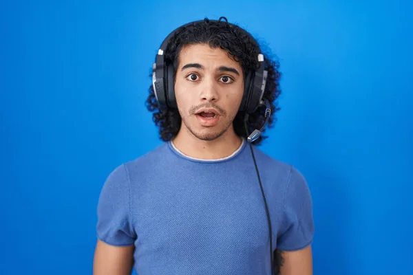 Hombre Hispano Con Pelo Rizado Escuchando Música Usando Auriculares Asustado —  Fotos de Stock