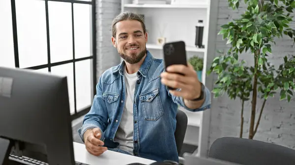 Jonge Spaanse Man Zakenman Maken Selfie Door Smartphone Glimlachen Kantoor — Stockfoto