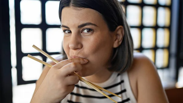 Junge Schöne Hispanische Frau Isst Sushi Restaurant — Stockfoto