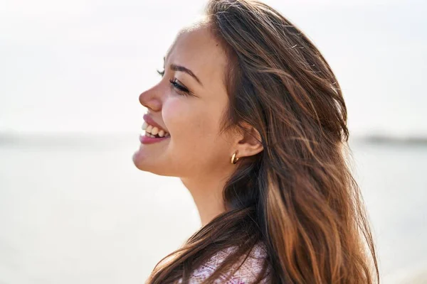 Young Beautiful Hispanic Woman Tourist Smiling Confident Looking Side Beach — Stock Photo, Image