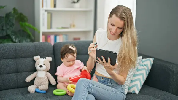 Madre Hija Usando Touchpad Mientras Juegan Con Aros Casa — Foto de Stock