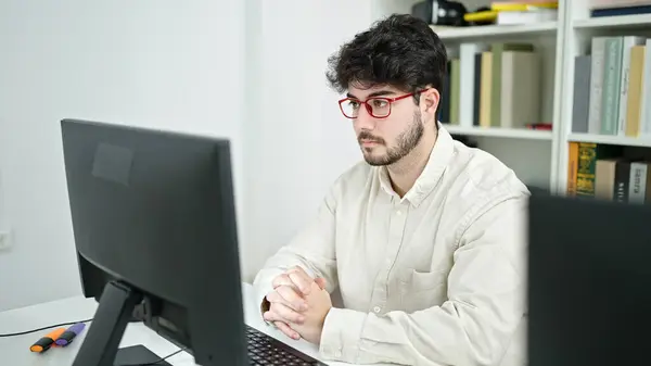 Young Hispanic Man Student Using Computer Studying Library University — Φωτογραφία Αρχείου
