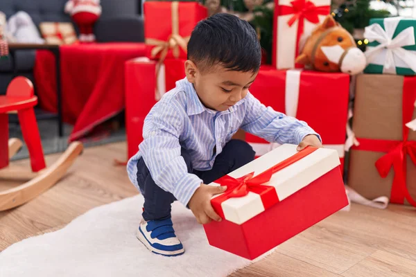 Adorabile Bambino Ispanico Disimballaggio Regalo Seduto Vicino All Albero Natale — Foto Stock