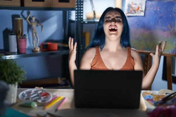 Jong Modern Meisje Met Blauw Haar Zit Kunststudio Met Laptop — Stockfoto