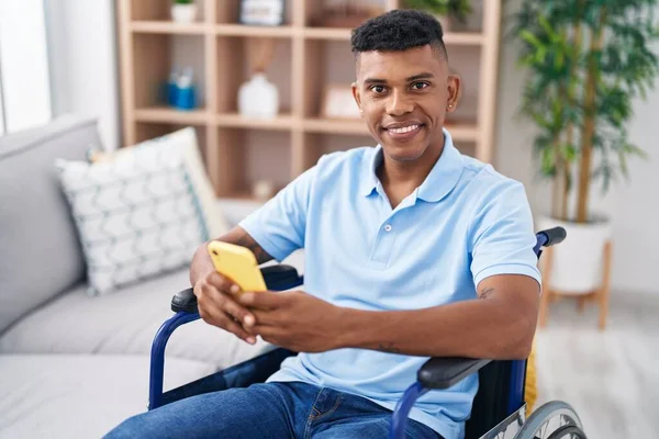 Hombre Latino Joven Usando Smartphone Sentado Silla Ruedas Casa — Foto de Stock