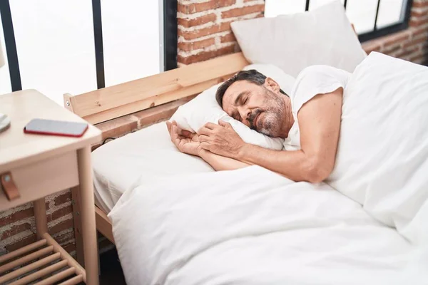 Medelålders Man Ligger Sängen Sover Sovrummet — Stockfoto