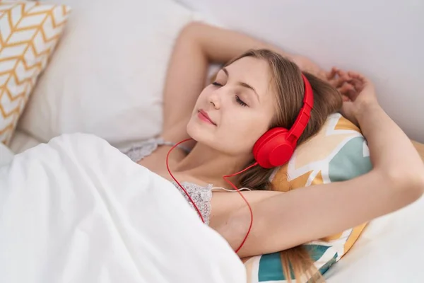 Young Caucasian Woman Listening Music Relaxed Bed Bedroom — Foto Stock