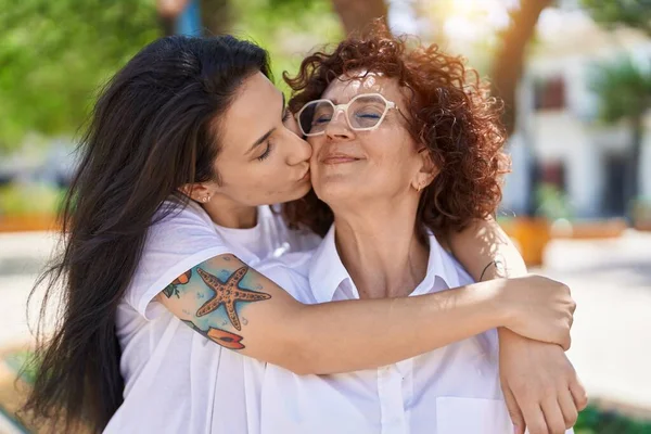 Two Women Mother Daughter Hugging Each Other Kissing Park — 스톡 사진