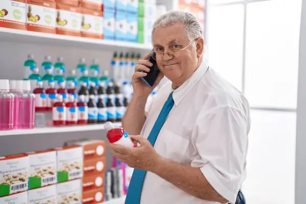 Μεσήλικας Γκριζομάλλης Πελάτης Μιλώντας Στο Smartphone Κρατώντας Μπουκάλι Φάρμακο Στο — Φωτογραφία Αρχείου