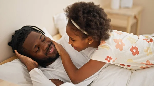 African American Father Daughter Lying Bed Sleeping Waking Bedroom — Stock Photo, Image