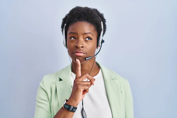 Mujer Afroamericana Usando Auriculares Agente Call Center Pensando Concentrada Duda — Foto de Stock