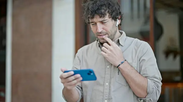 Junger Hispanischer Mann Schaut Sich Video Auf Smartphone Konzentriert Auf — Stockfoto