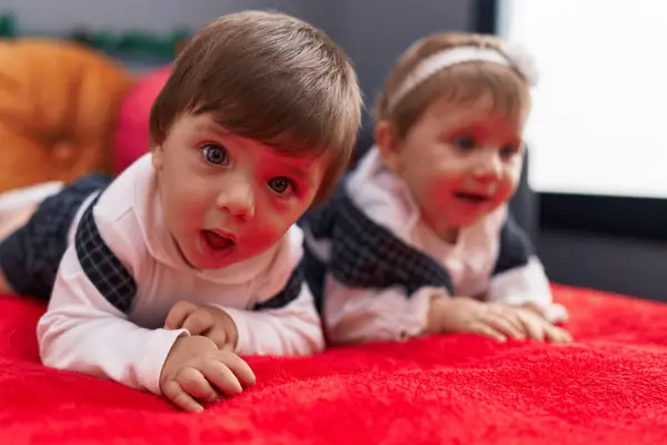 Δύο Αξιολάτρευτα Μωρά Χαμογελούν Αυτοπεποίθηση Ξαπλωμένα Στον Καναπέ Στο Σπίτι — Φωτογραφία Αρχείου