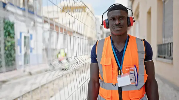 Constructeur Afro Américain Portant Des Écouteurs Avec Visage Sérieux Sur — Photo