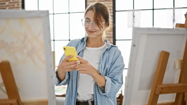 Young Woman Artist Smiling Confident Using Smartphone Art Studio — Zdjęcie stockowe
