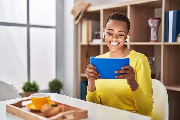 African American Woman Using Touchpad Sitting Table Breakfast Looking Positive — Stock Photo, Image